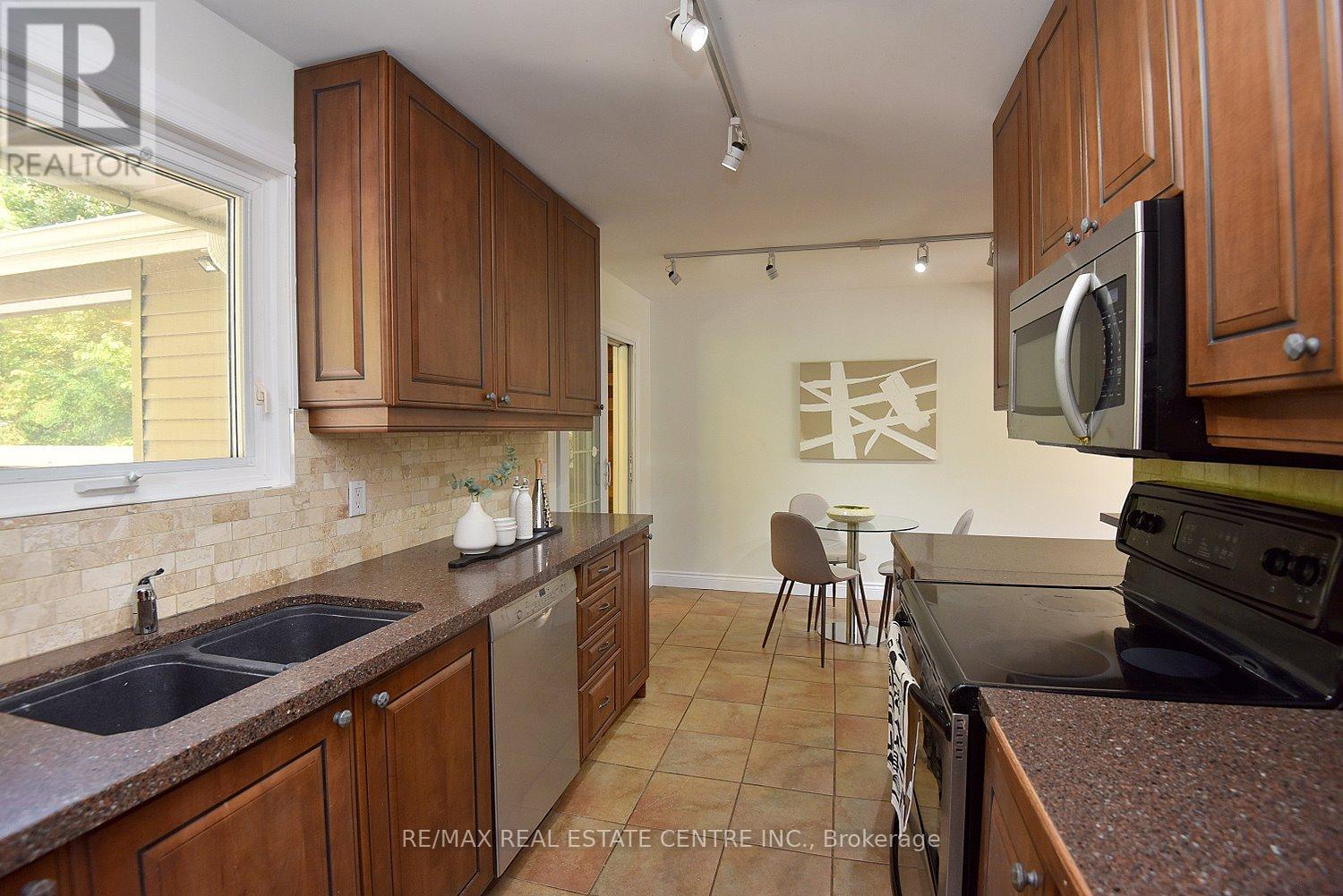 405 Erindale Drive, Burlington, Ontario  L7L 4T3 - Photo 16 - W12454606