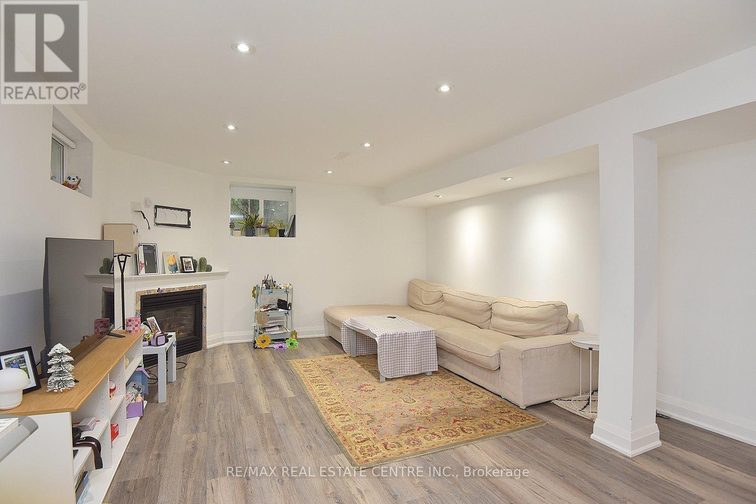 405 Erindale Drive, Burlington, Ontario  L7L 4T3 - Photo 39 - W12454606