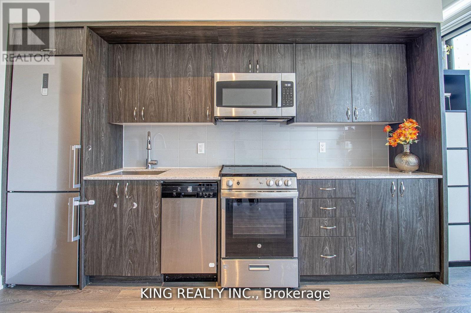 402 - 1 Cardiff Road, Toronto, Ontario  M4P 0G2 - Photo 2 - C12454741