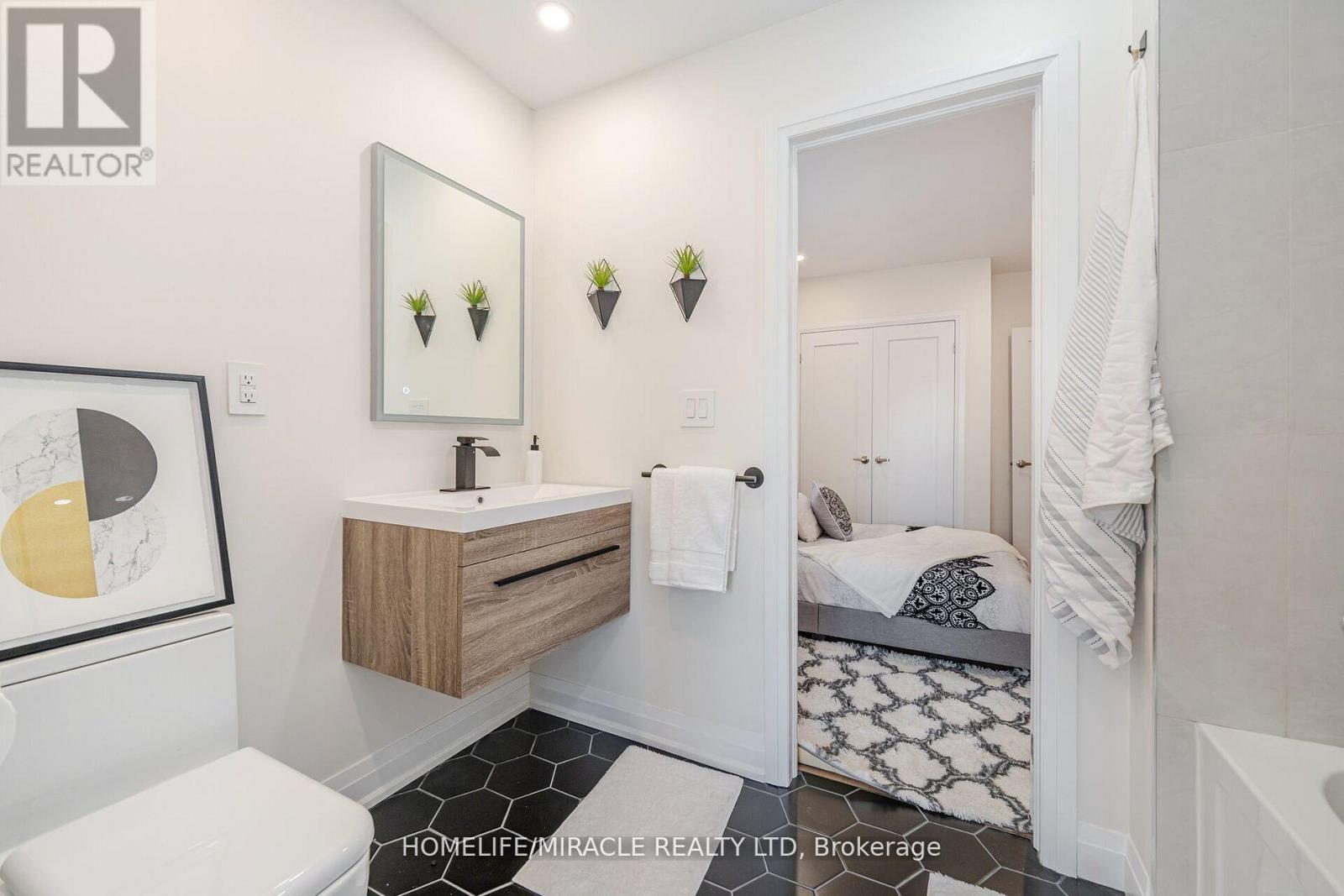 388 Oakwood Avenue, Toronto, Ontario  M6E 2W3 - Photo 10 - C12454755