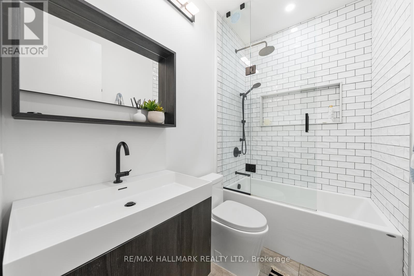 211 - 380 Macpherson Avenue, Toronto, Ontario  M4V 3E3 - Photo 16 - C12454757