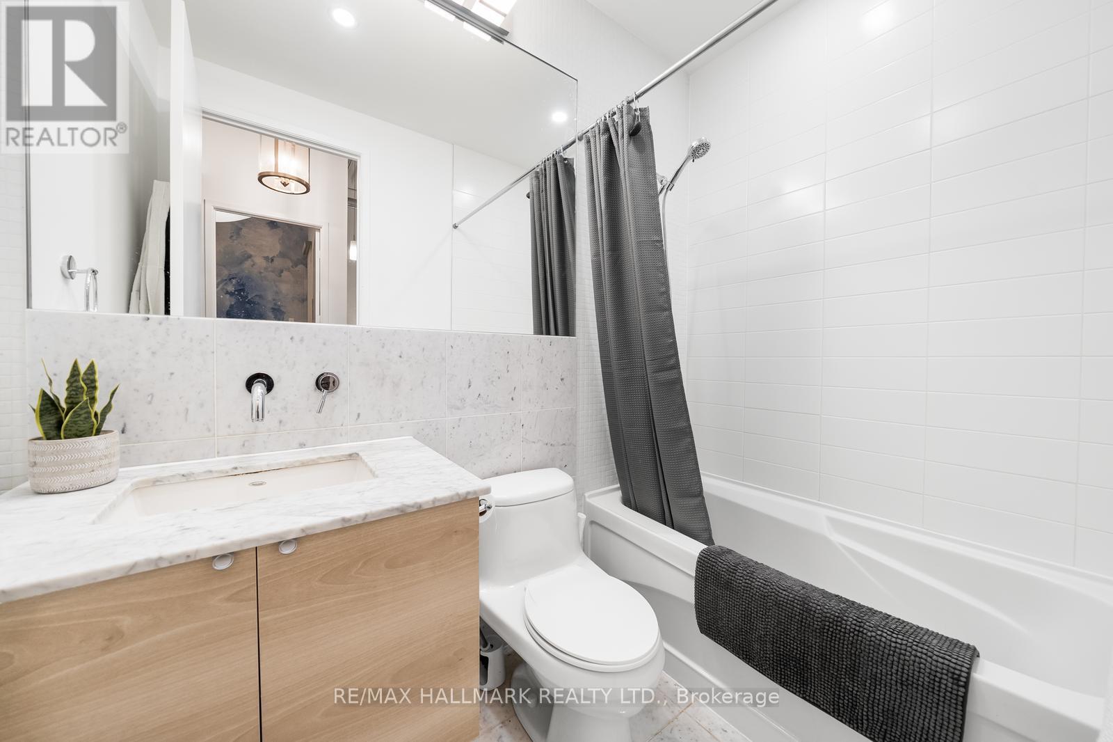 211 - 380 Macpherson Avenue, Toronto, Ontario  M4V 3E3 - Photo 18 - C12454757