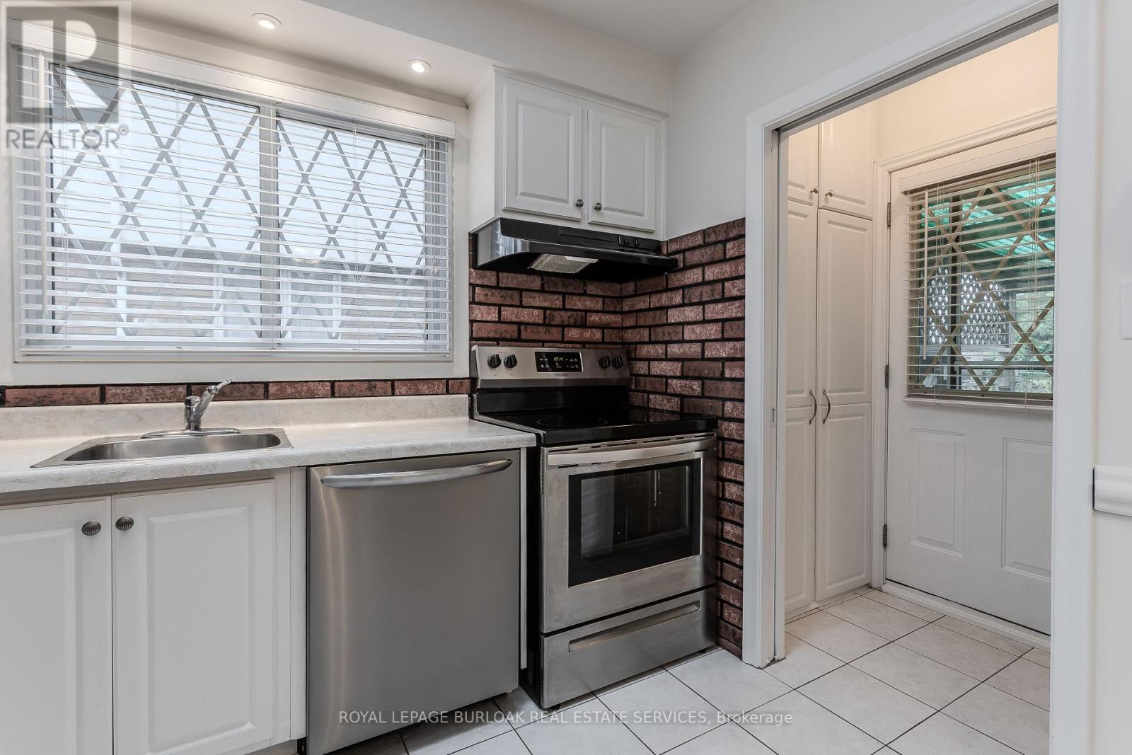58 Goldfinch Road, Hamilton, Ontario  L9A 3W7 - Photo 25 - X12454624