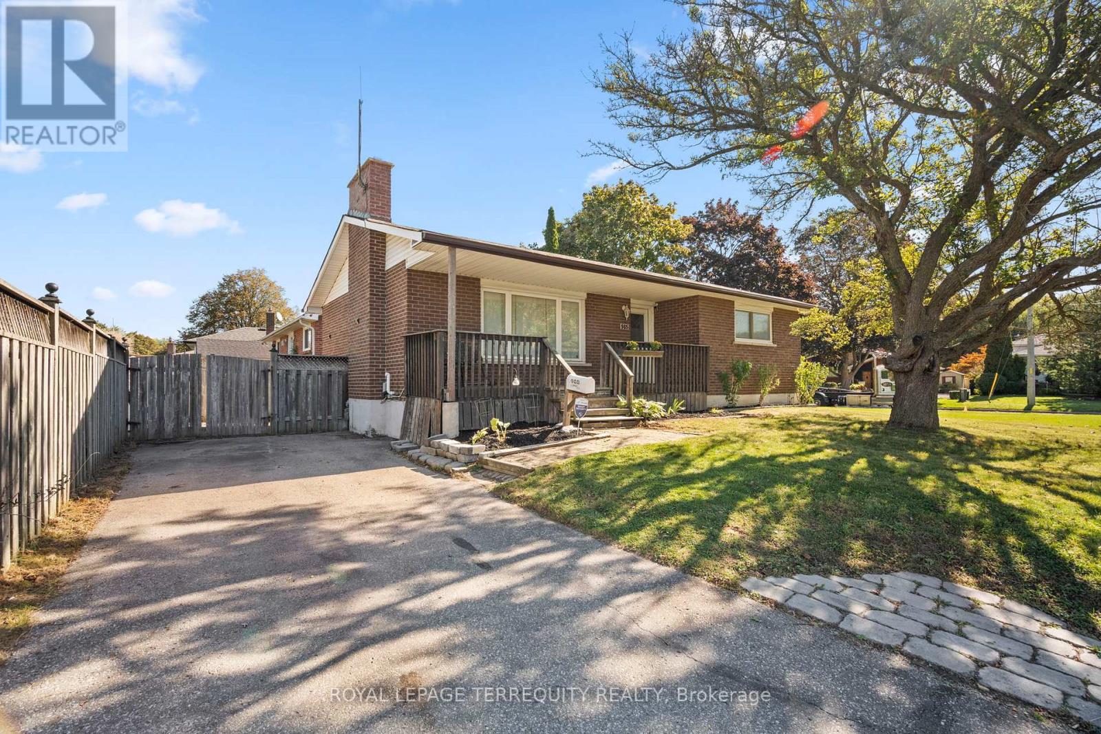 985 Susan Court, Oshawa, Ontario  L1H 7B7 - Photo 1 - E12454745