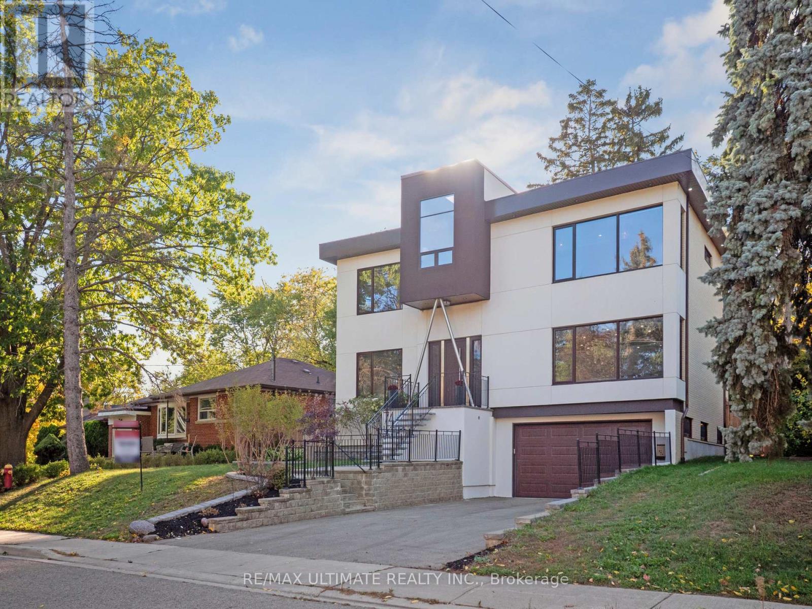 74 Leisure Lane, Richmond Hill, Ontario  L4C 4X1 - Photo 4 - N12454797
