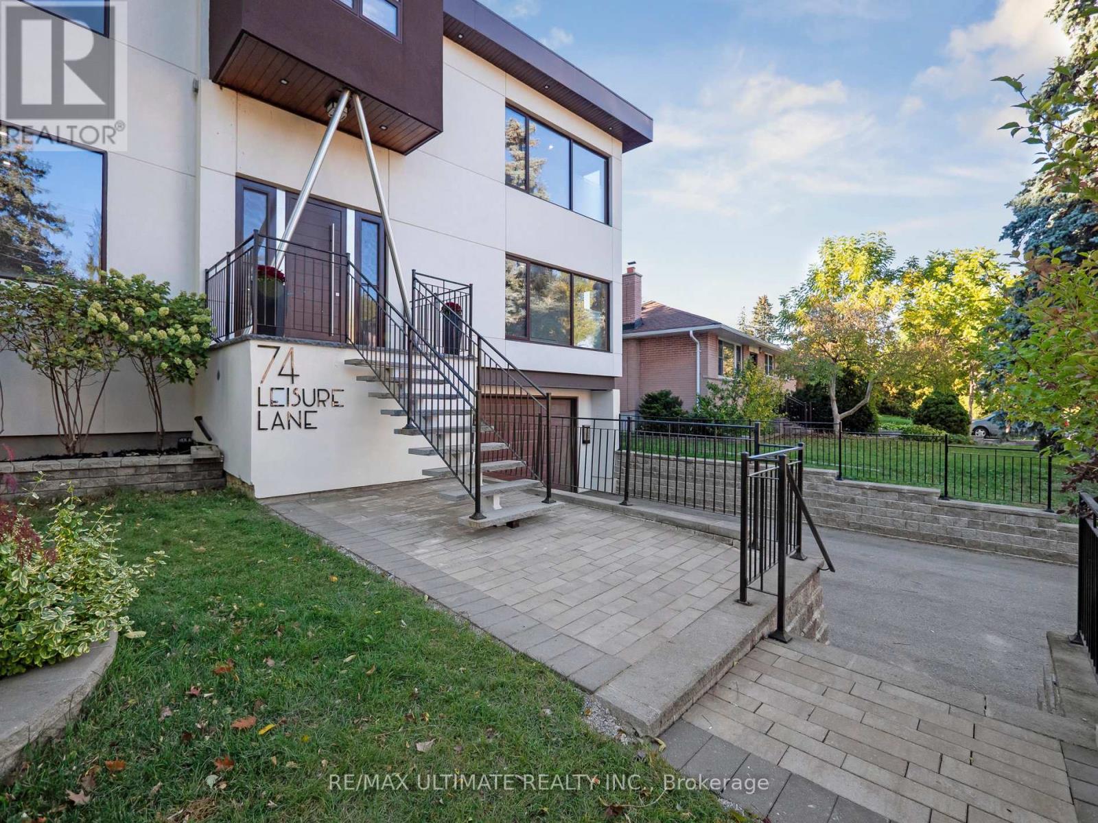 74 Leisure Lane, Richmond Hill, Ontario  L4C 4X1 - Photo 5 - N12454797