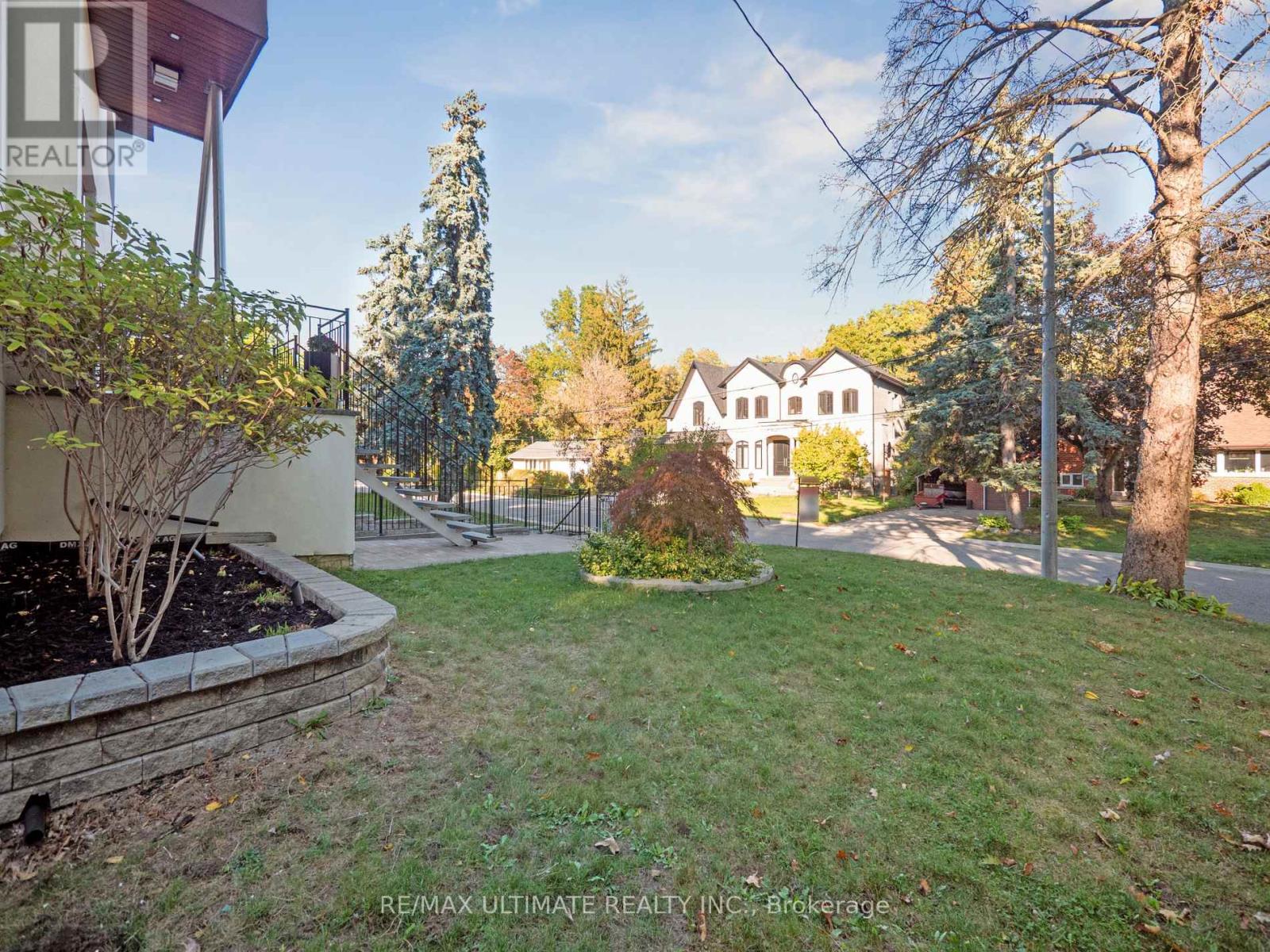 74 Leisure Lane, Richmond Hill, Ontario  L4C 4X1 - Photo 7 - N12454797