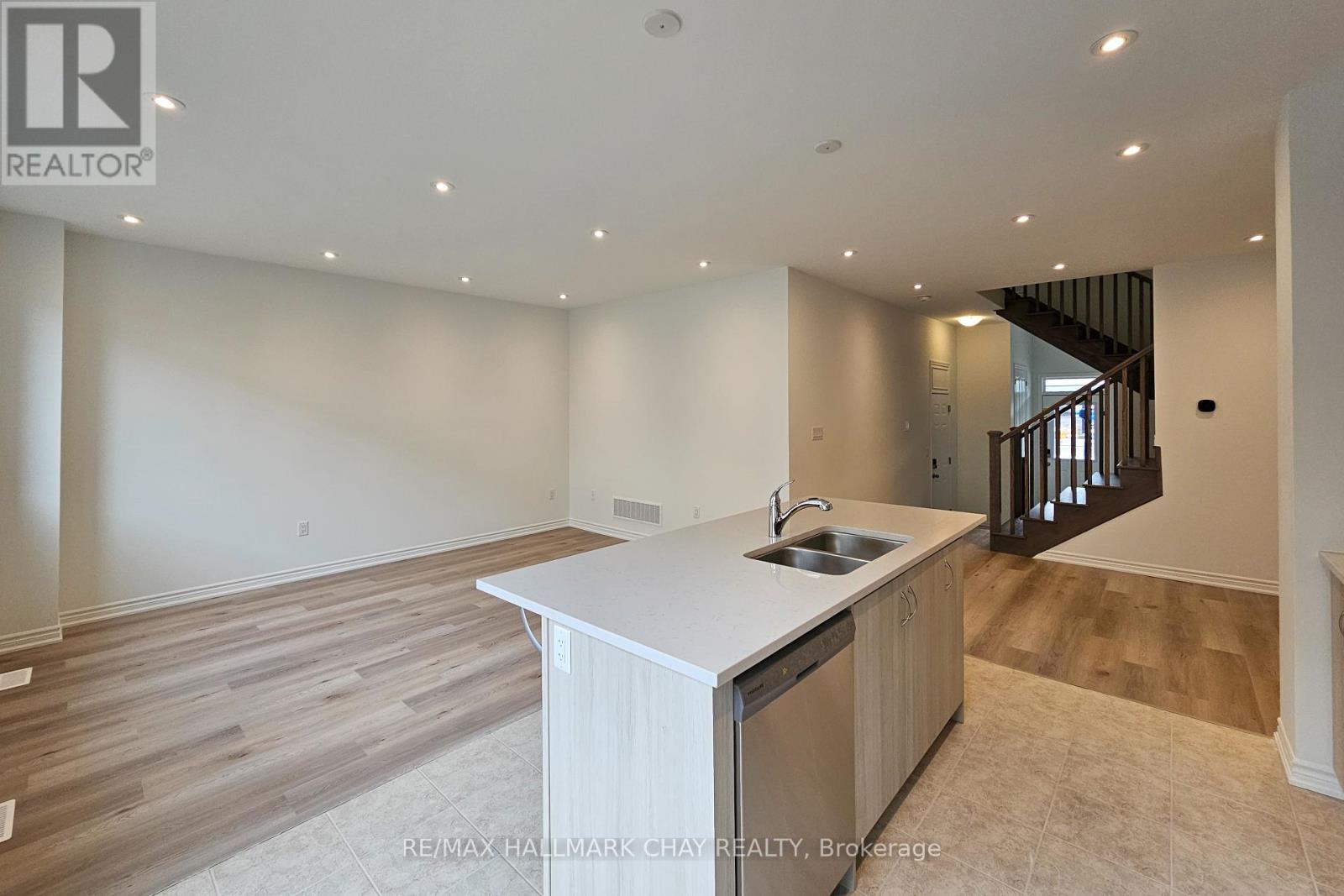 8 Vinewood Crescent, Barrie, Ontario  L9J 0B7 - Photo 10 - S12454758