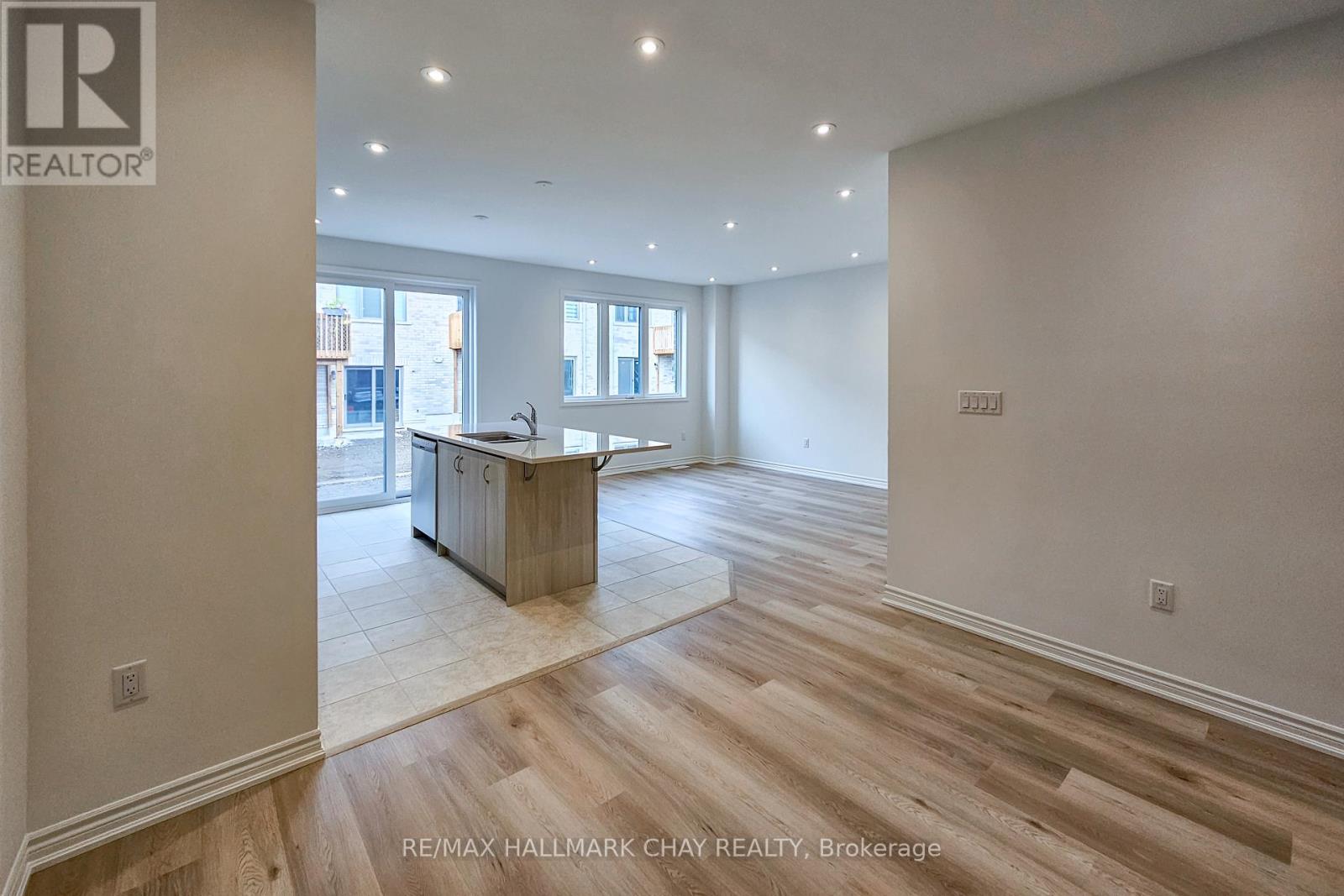 8 Vinewood Crescent, Barrie, Ontario  L9J 0B7 - Photo 12 - S12454758