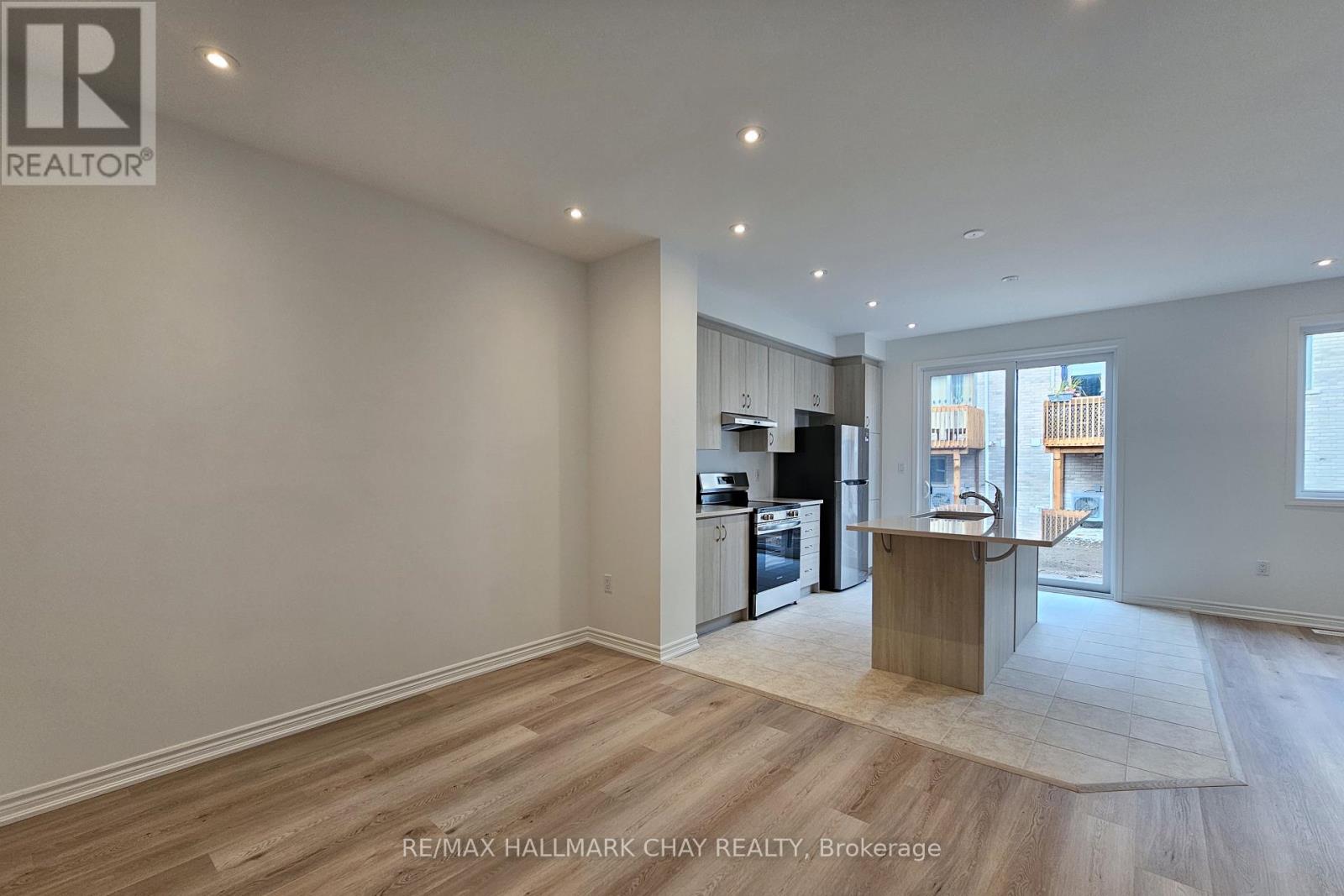8 Vinewood Crescent, Barrie, Ontario  L9J 0B7 - Photo 4 - S12454758