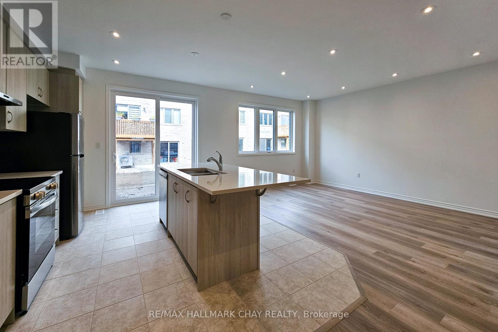 8 Vinewood Crescent, Barrie, Ontario  L9J 0B7 - Photo 5 - S12454758