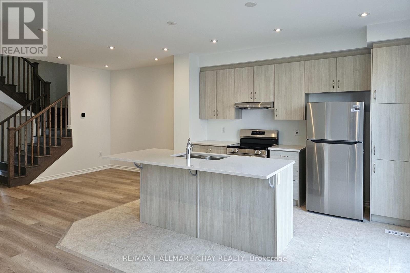 8 Vinewood Crescent, Barrie, Ontario  L9J 0B7 - Photo 8 - S12454758