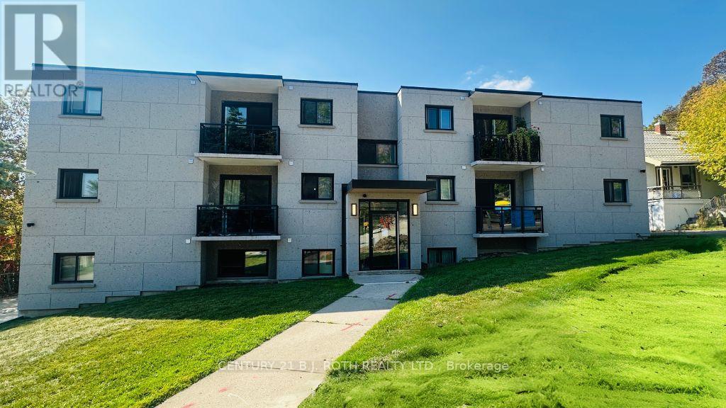 34 Berczy Street, Barrie (City Centre), Ontario  L4M 3P7 - Photo 1 - S12454766