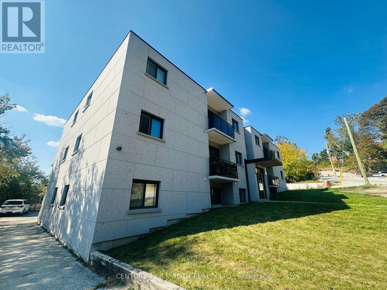 34 Berczy Street, Barrie (City Centre), Ontario  L4M 3P7 - Photo 10 - S12454766