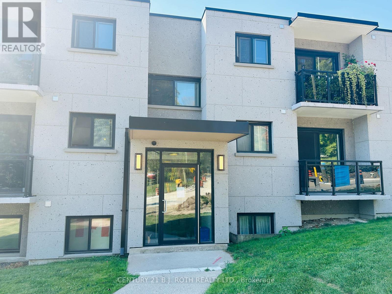 34 Berczy Street, Barrie (City Centre), Ontario  L4M 3P7 - Photo 13 - S12454766