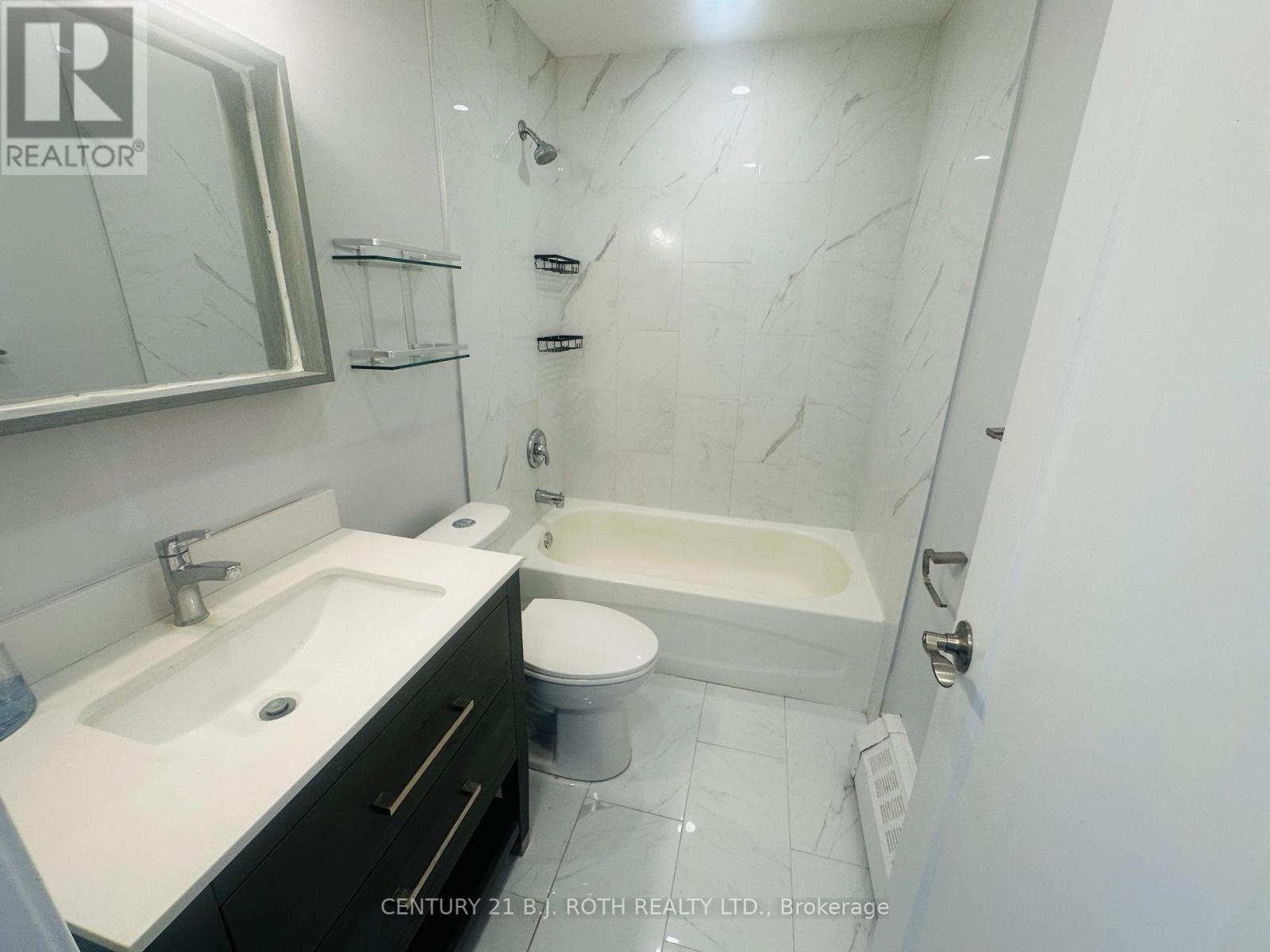 34 Berczy Street, Barrie (City Centre), Ontario  L4M 3P7 - Photo 14 - S12454766