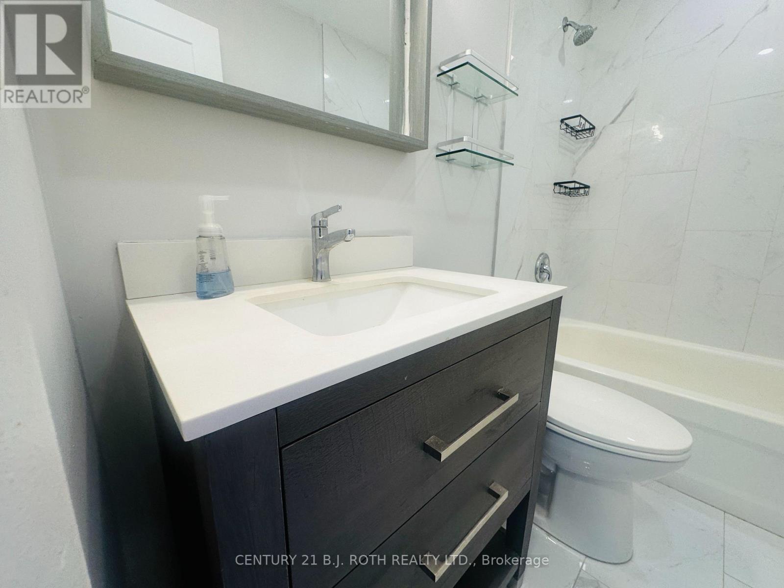 34 Berczy Street, Barrie (City Centre), Ontario  L4M 3P7 - Photo 15 - S12454766