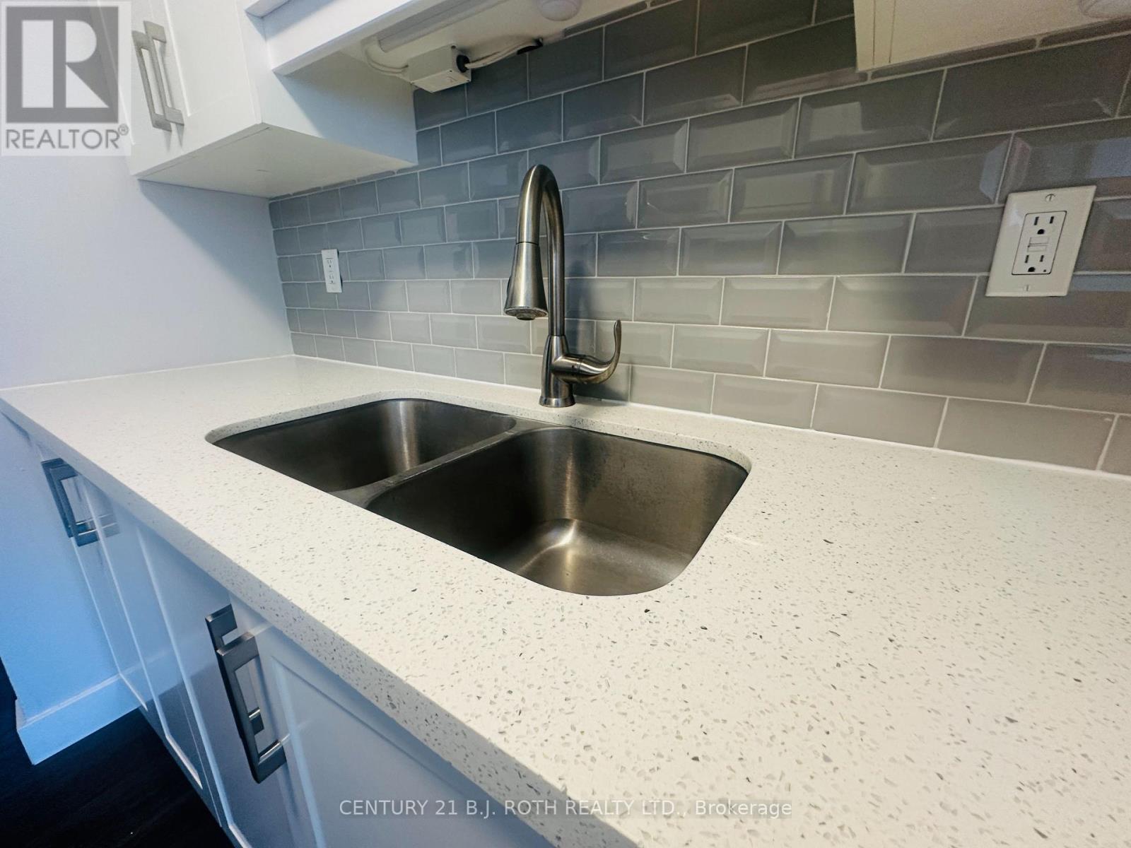 34 Berczy Street, Barrie (City Centre), Ontario  L4M 3P7 - Photo 16 - S12454766