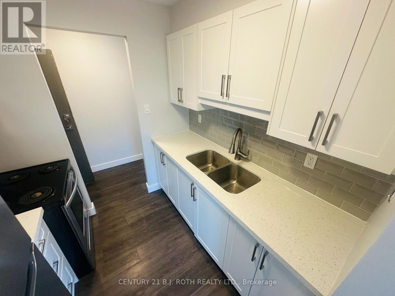 34 Berczy Street, Barrie (City Centre), Ontario  L4M 3P7 - Photo 17 - S12454766
