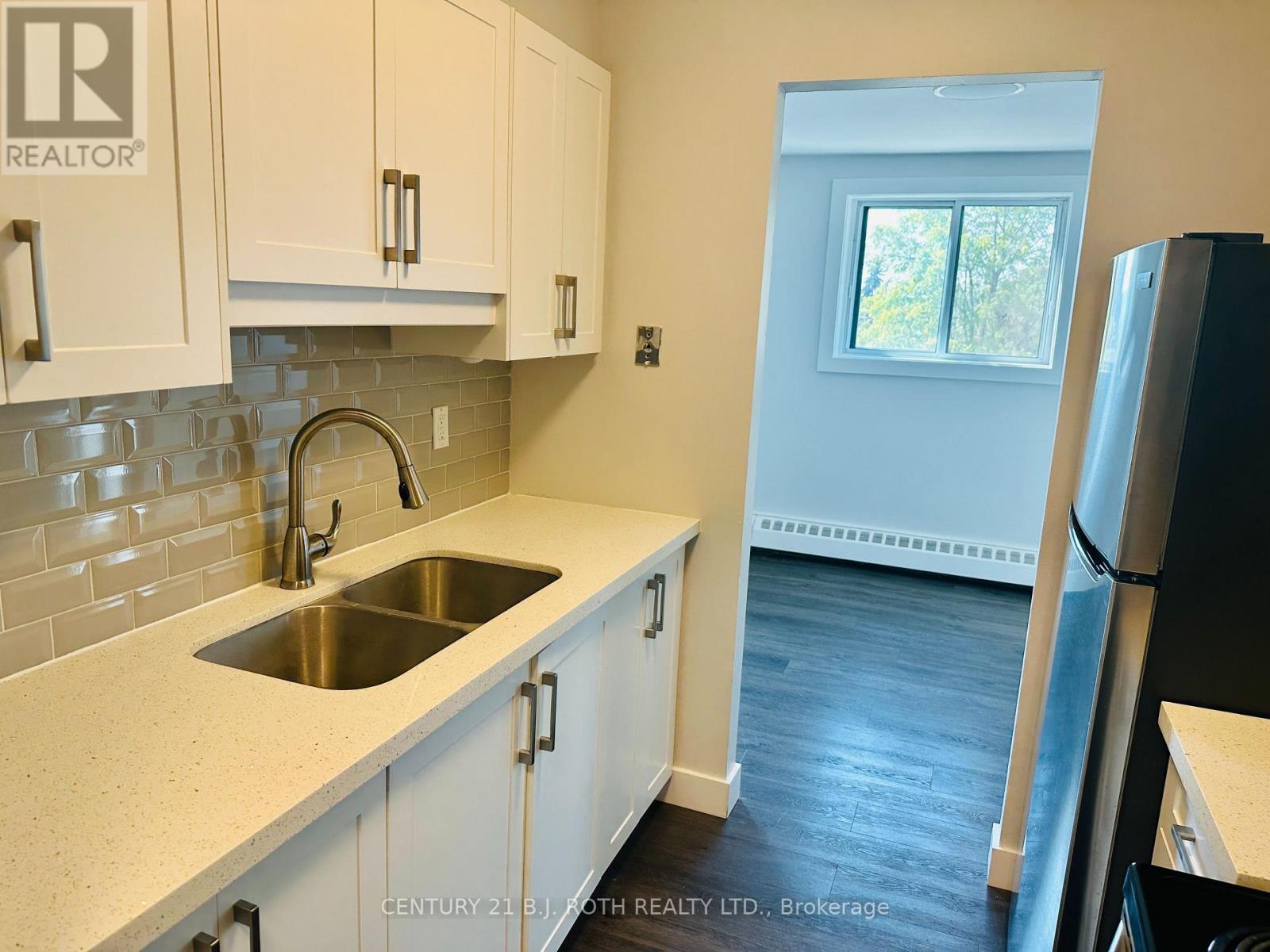 34 Berczy Street, Barrie (City Centre), Ontario  L4M 3P7 - Photo 18 - S12454766