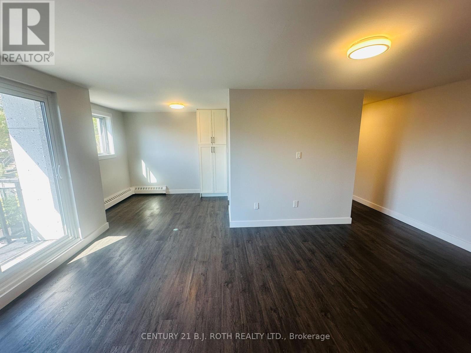 34 Berczy Street, Barrie (City Centre), Ontario  L4M 3P7 - Photo 19 - S12454766