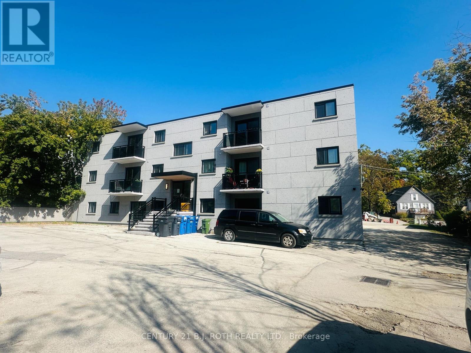 34 Berczy Street, Barrie (City Centre), Ontario  L4M 3P7 - Photo 2 - S12454766