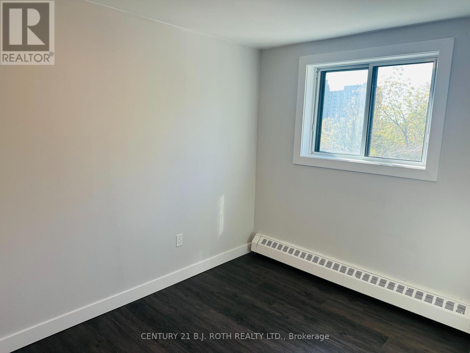 34 Berczy Street, Barrie (City Centre), Ontario  L4M 3P7 - Photo 25 - S12454766