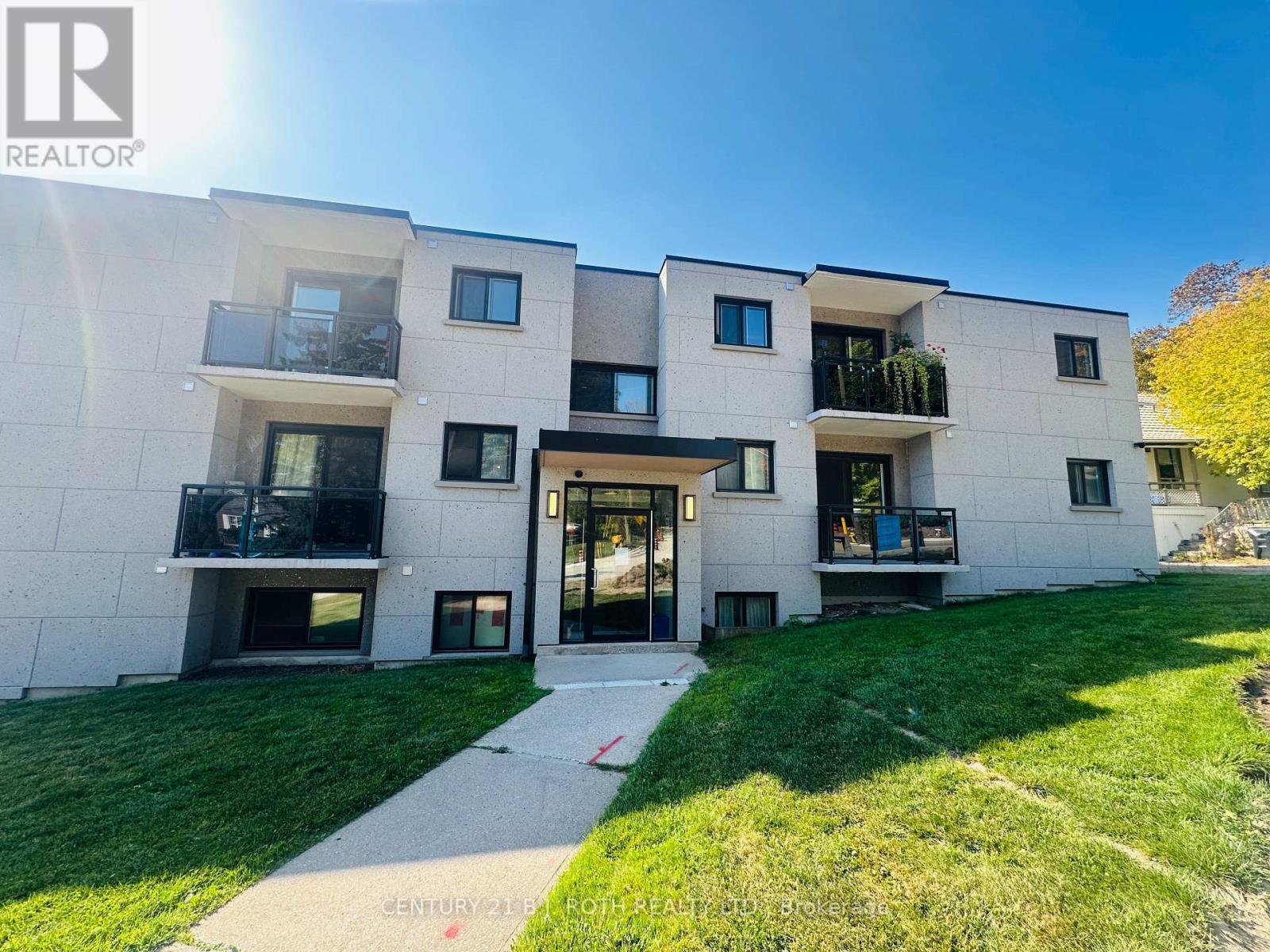 34 Berczy Street, Barrie (City Centre), Ontario  L4M 3P7 - Photo 3 - S12454766