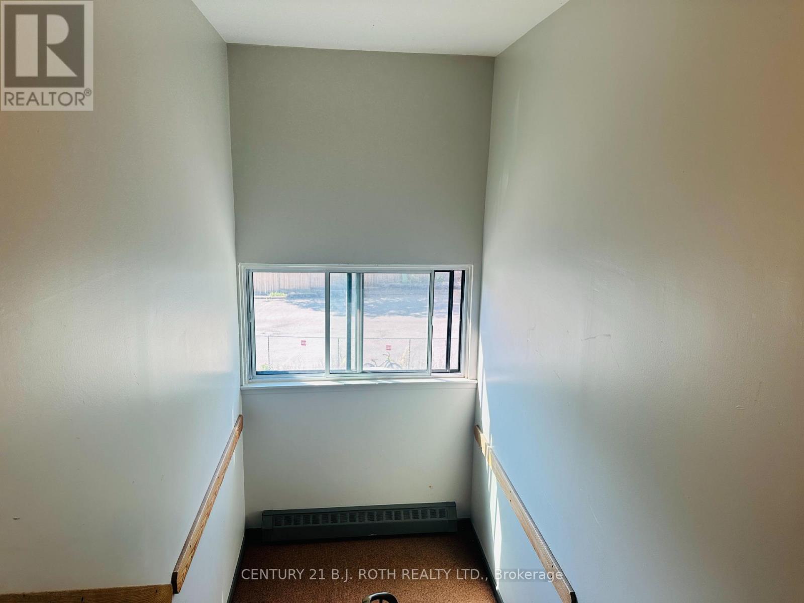 34 Berczy Street, Barrie (City Centre), Ontario  L4M 3P7 - Photo 34 - S12454766