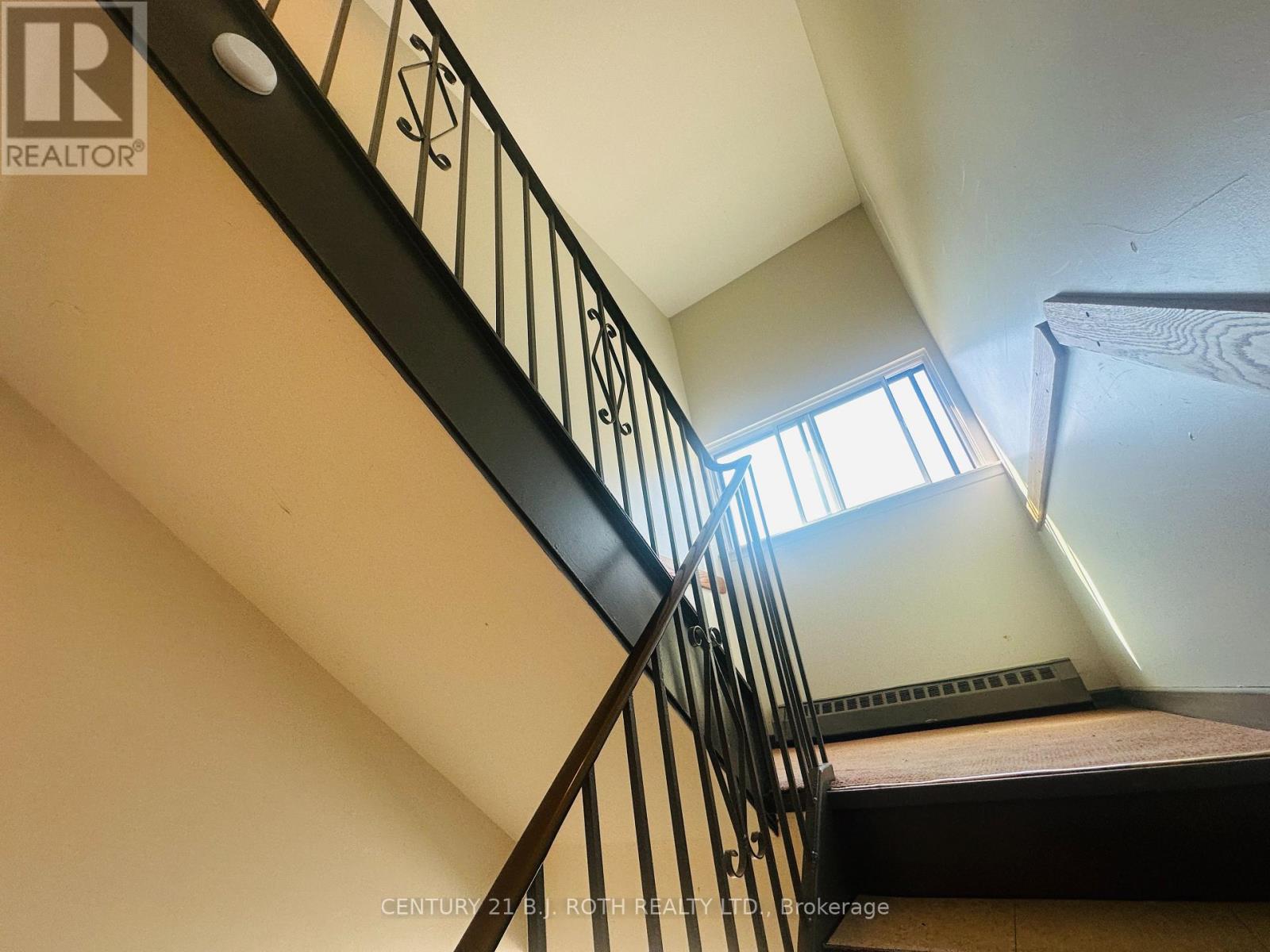 34 Berczy Street, Barrie (City Centre), Ontario  L4M 3P7 - Photo 38 - S12454766
