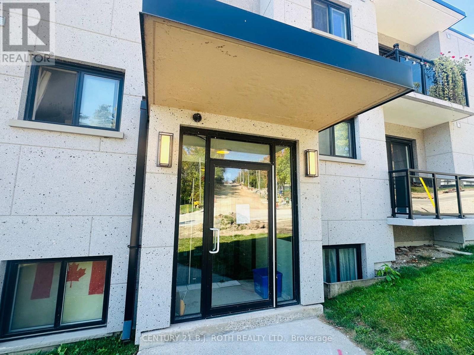 34 Berczy Street, Barrie (City Centre), Ontario  L4M 3P7 - Photo 4 - S12454766