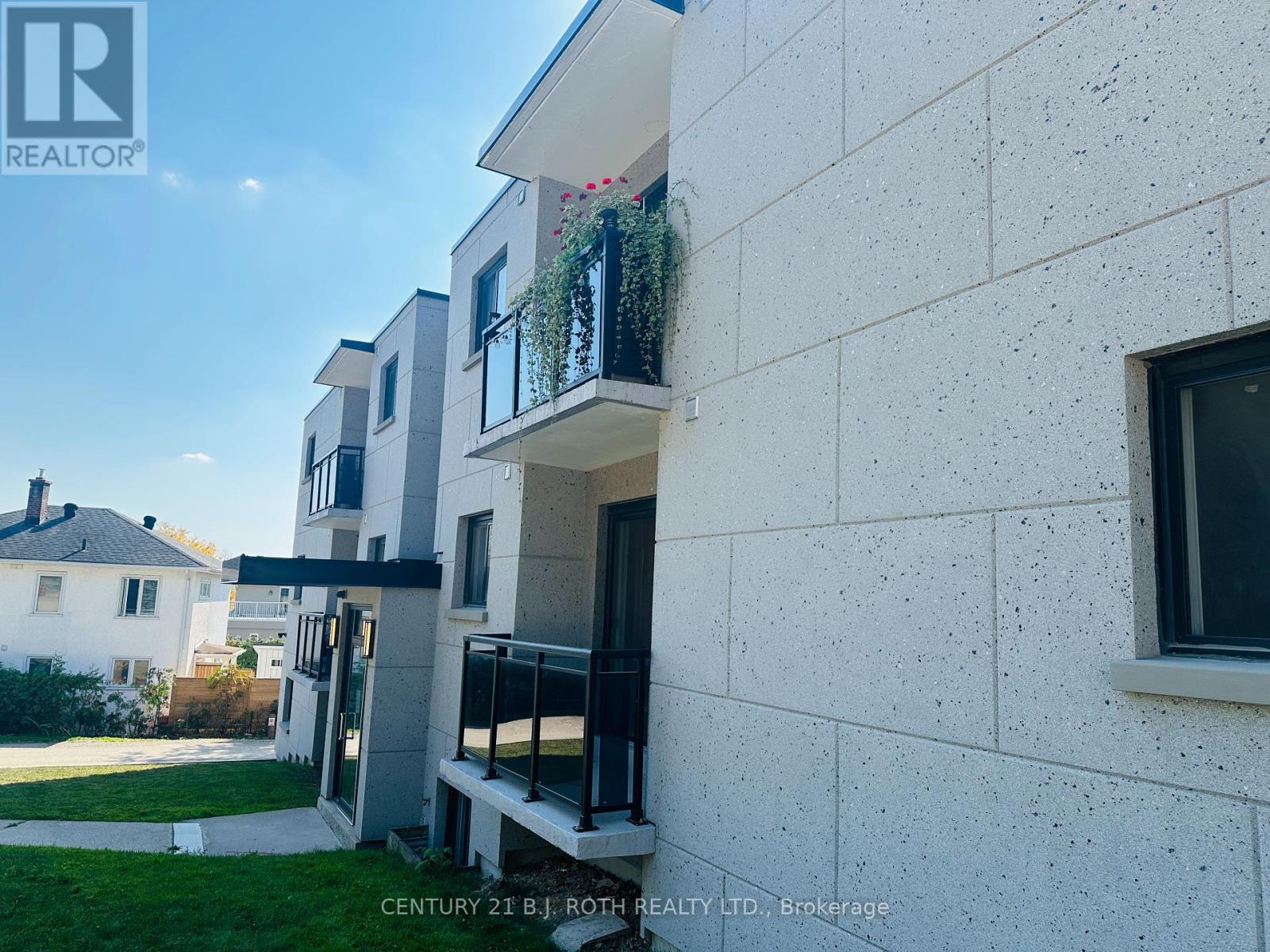 34 Berczy Street, Barrie (City Centre), Ontario  L4M 3P7 - Photo 6 - S12454766