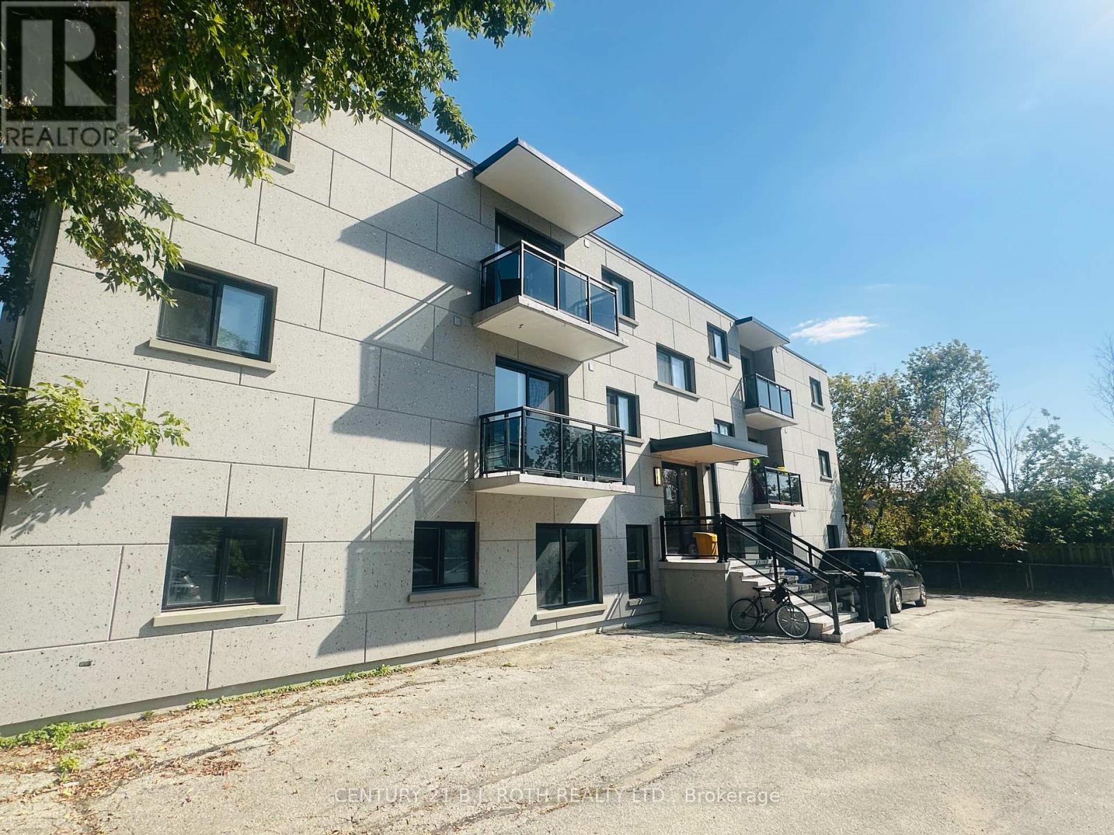 34 Berczy Street, Barrie (City Centre), Ontario  L4M 3P7 - Photo 8 - S12454766