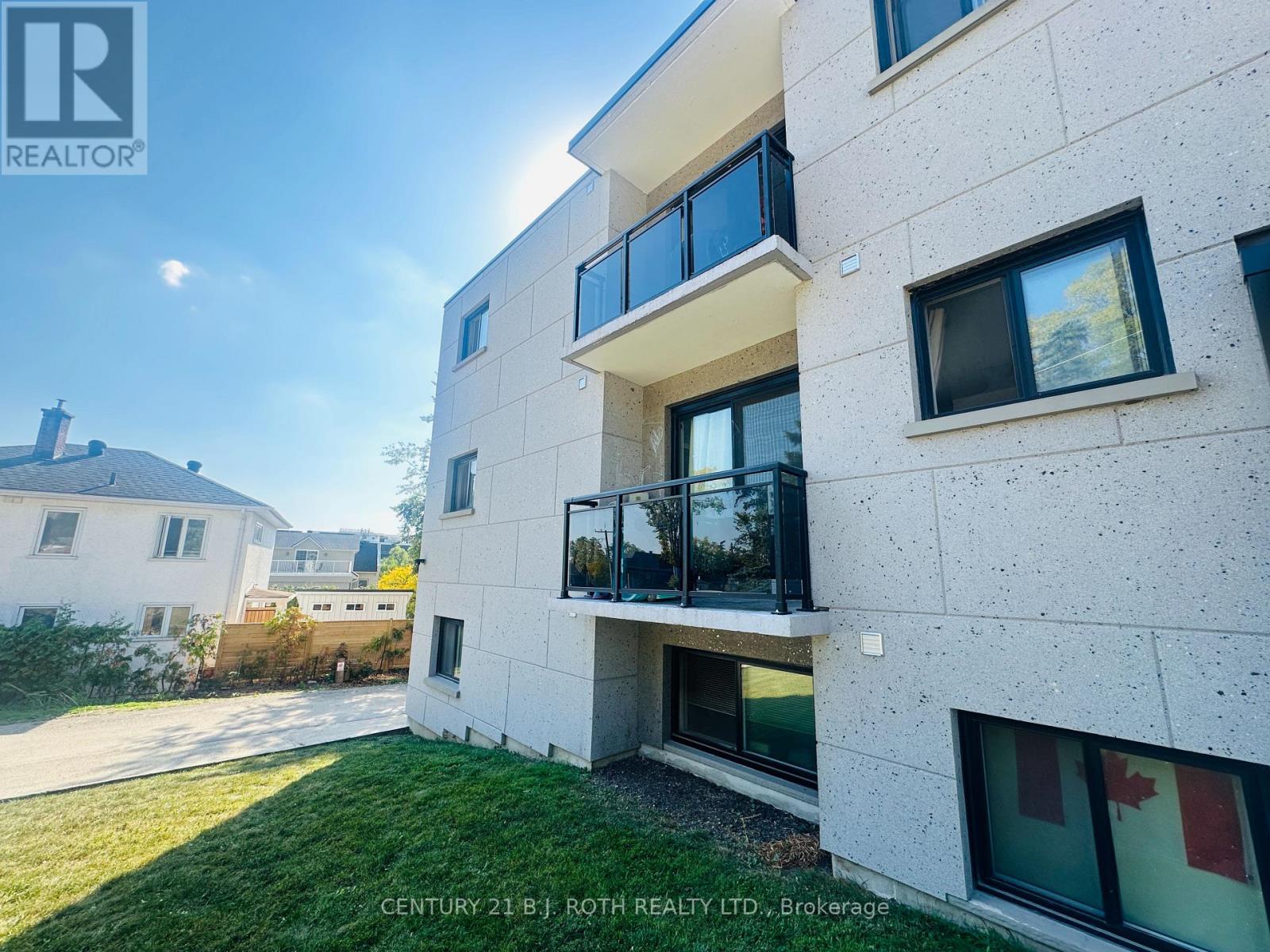 34 Berczy Street, Barrie (City Centre), Ontario  L4M 3P7 - Photo 9 - S12454766