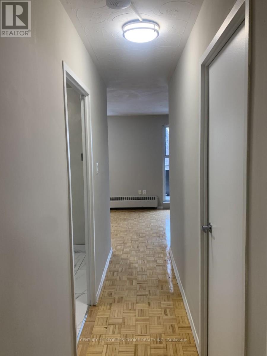 405 - 1030 Pearson Drive, Oakville, Ontario  L6H 2A8 - Photo 4 - W12454686