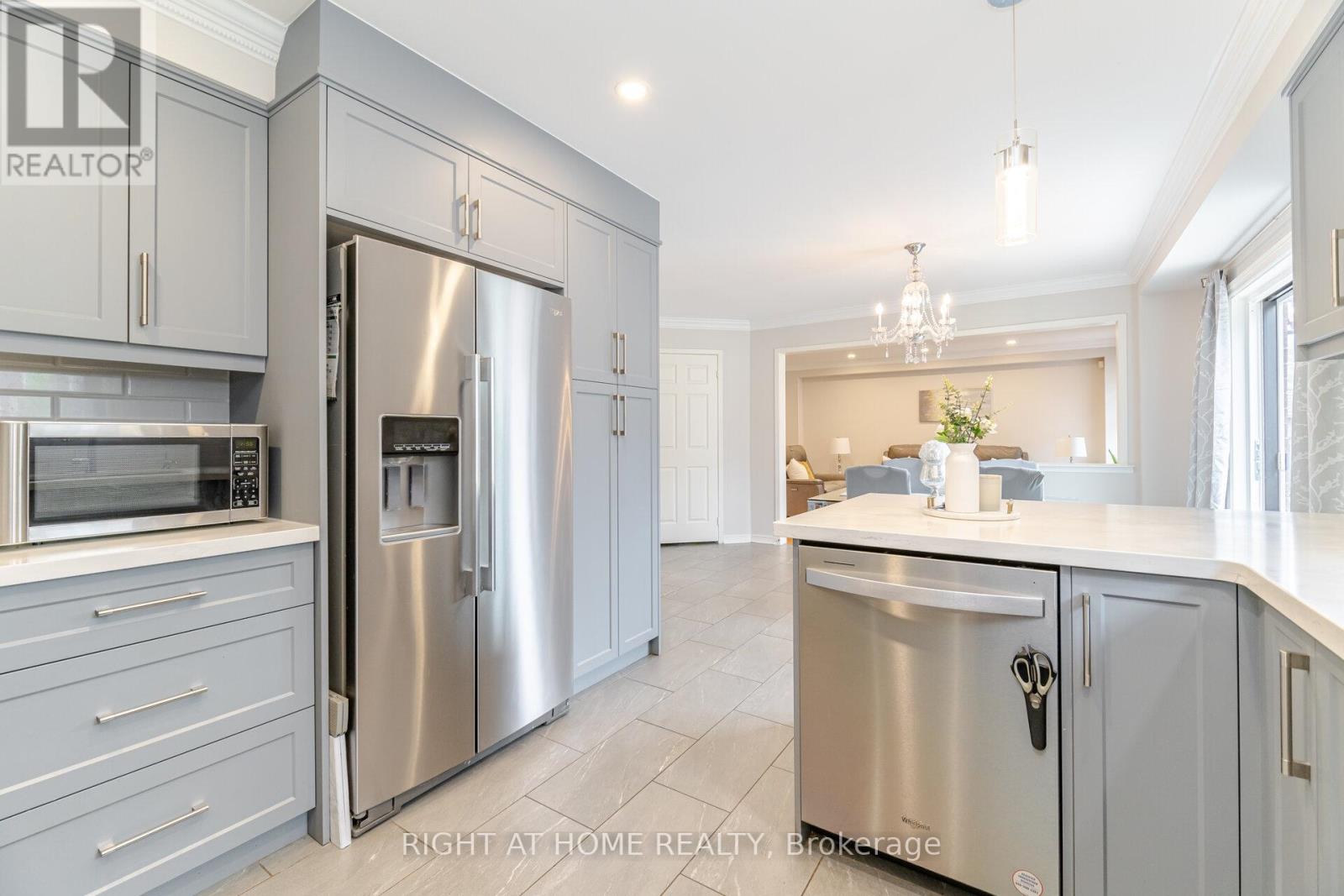 5467 Blue Spruce Avenue, Burlington, Ontario  L7L 7C6 - Photo 16 - W12454736