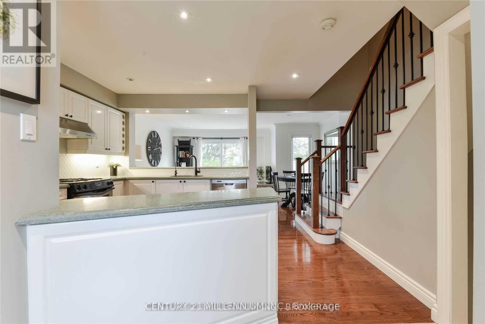 32 Gardenia Way, Caledon, Ontario  L7C 1B2 - Photo 4 - W12437533