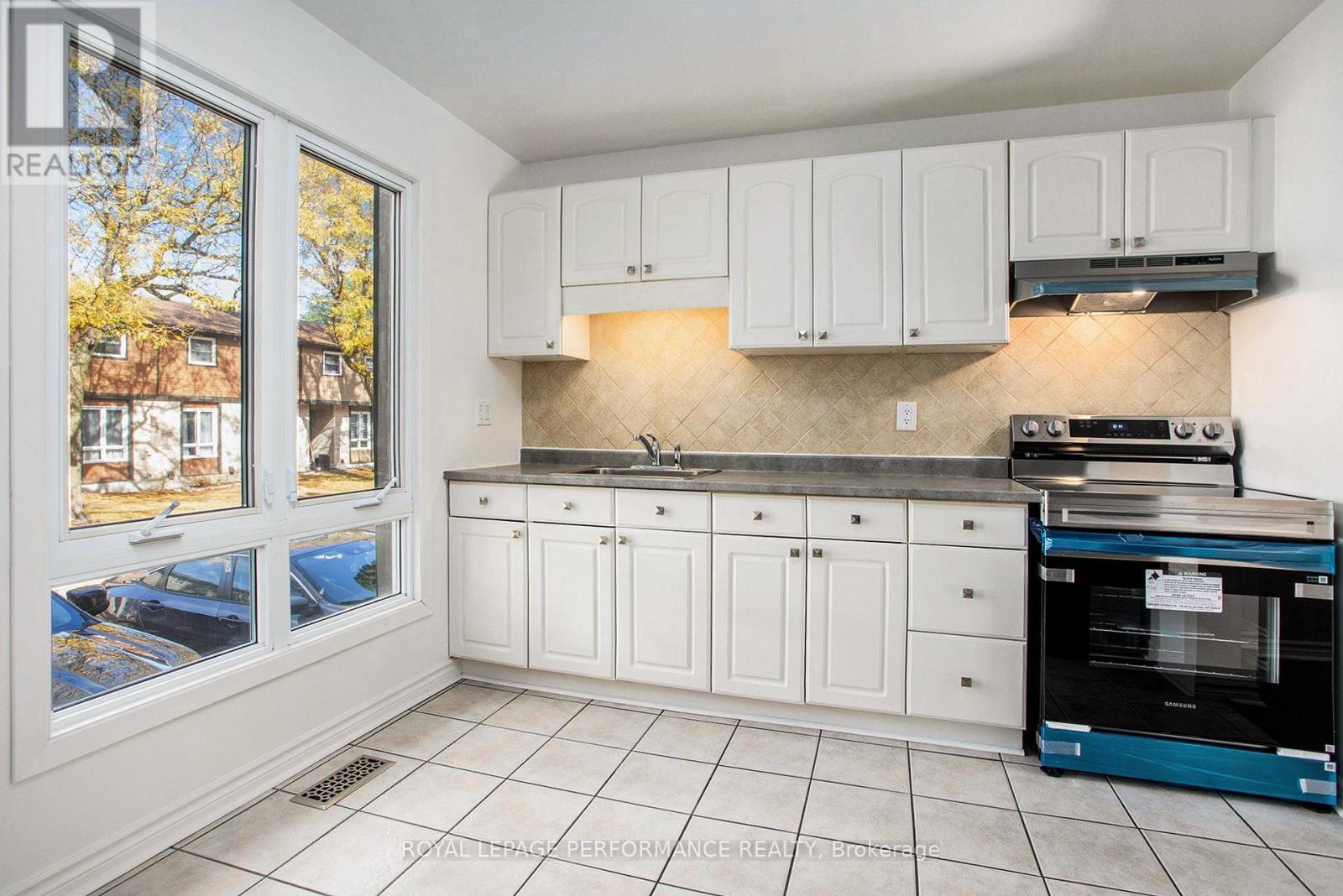 1757 Trappist Lane, Ottawa, Ontario  K1C 1X7 - Photo 5 - X12454814