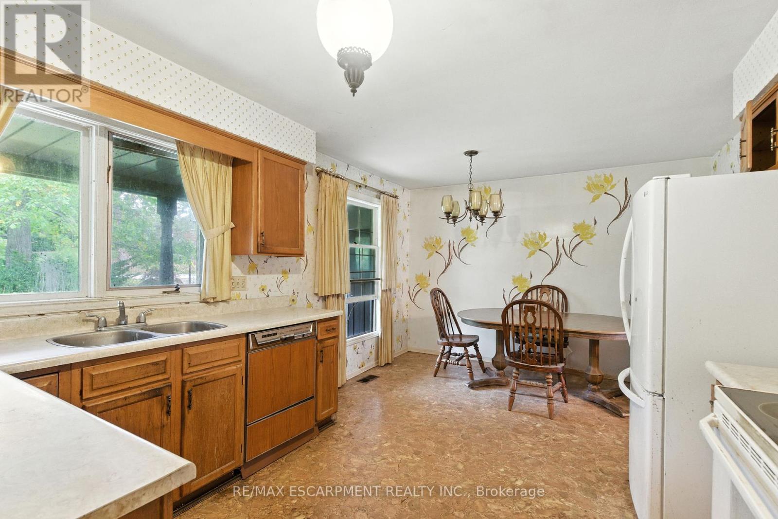55 Overdale Avenue, Hamilton, Ontario  L9H 7G8 - Photo 10 - X12454746