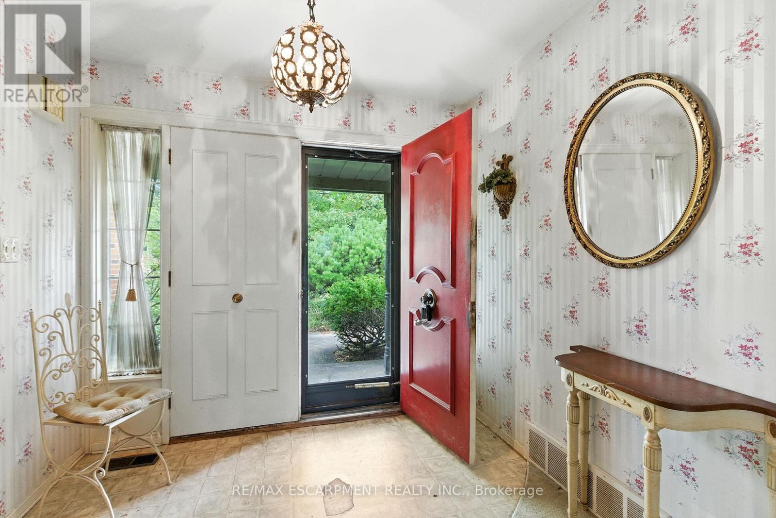 55 Overdale Avenue, Hamilton, Ontario  L9H 7G8 - Photo 5 - X12454746