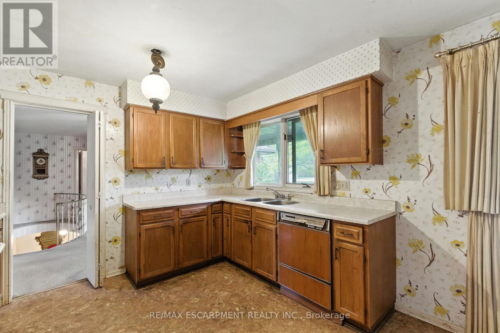 55 Overdale Avenue, Hamilton, Ontario  L9H 7G8 - Photo 9 - X12454746