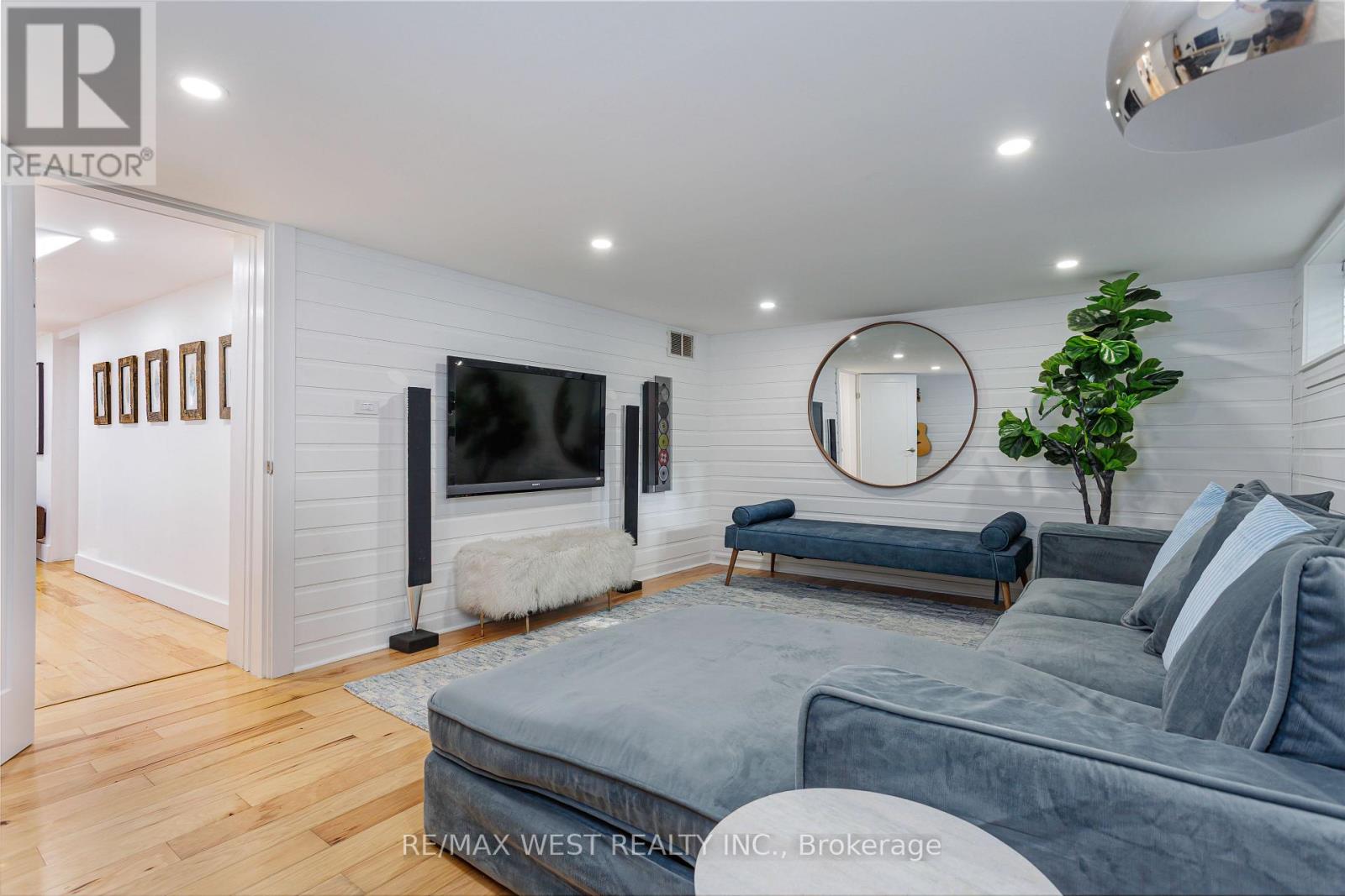 12 Brentwood Road S, Toronto, Ontario  M8Z 3N2 - Photo 17 - W12421362