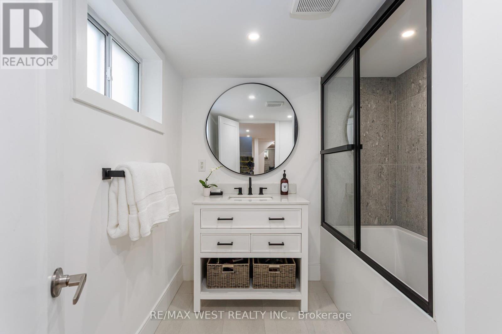 12 Brentwood Road S, Toronto, Ontario  M8Z 3N2 - Photo 18 - W12421362
