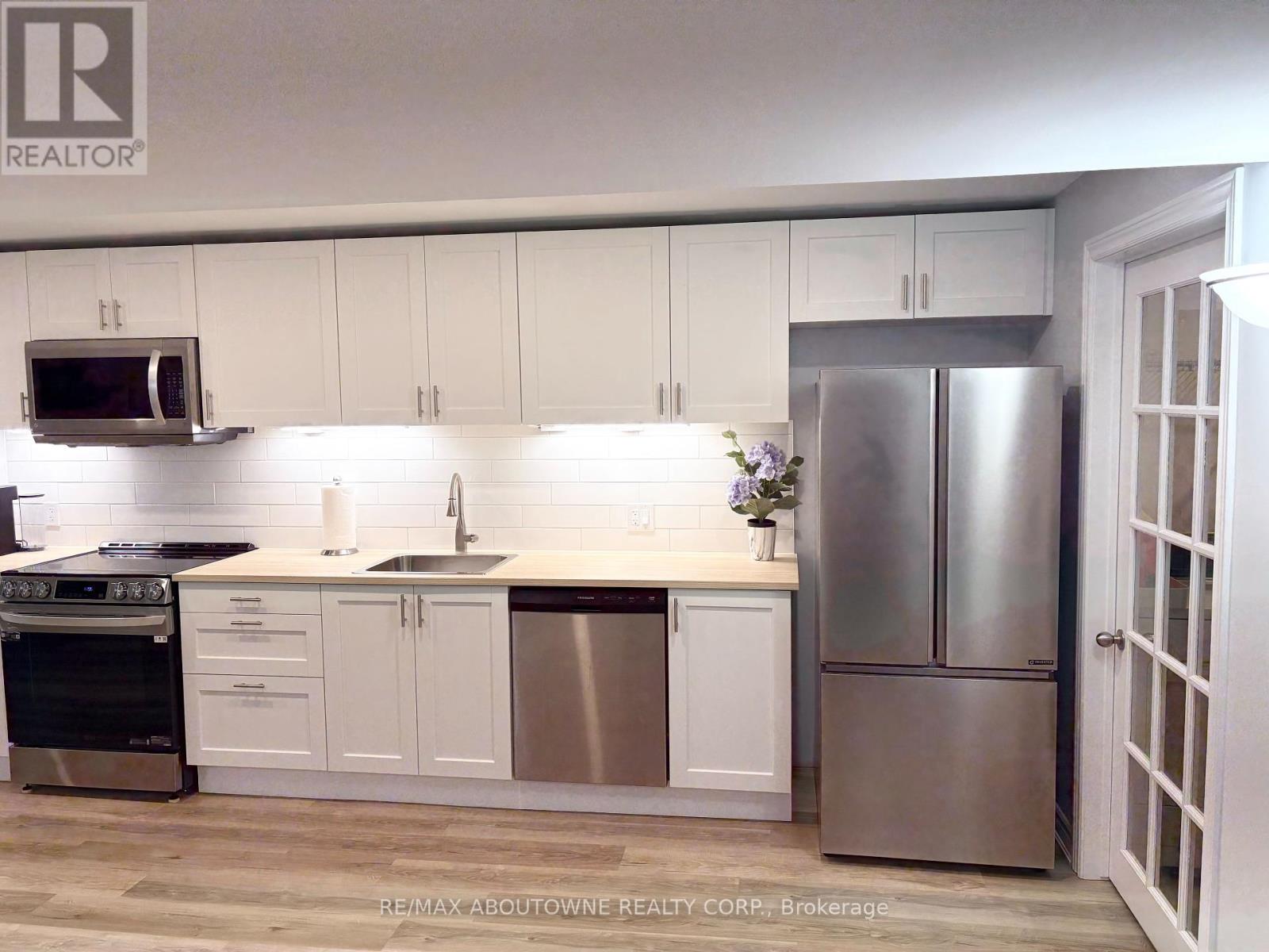 2304 Sovereign Street, Oakville, Ontario  L6L 1L6 - Photo 31 - W12447015