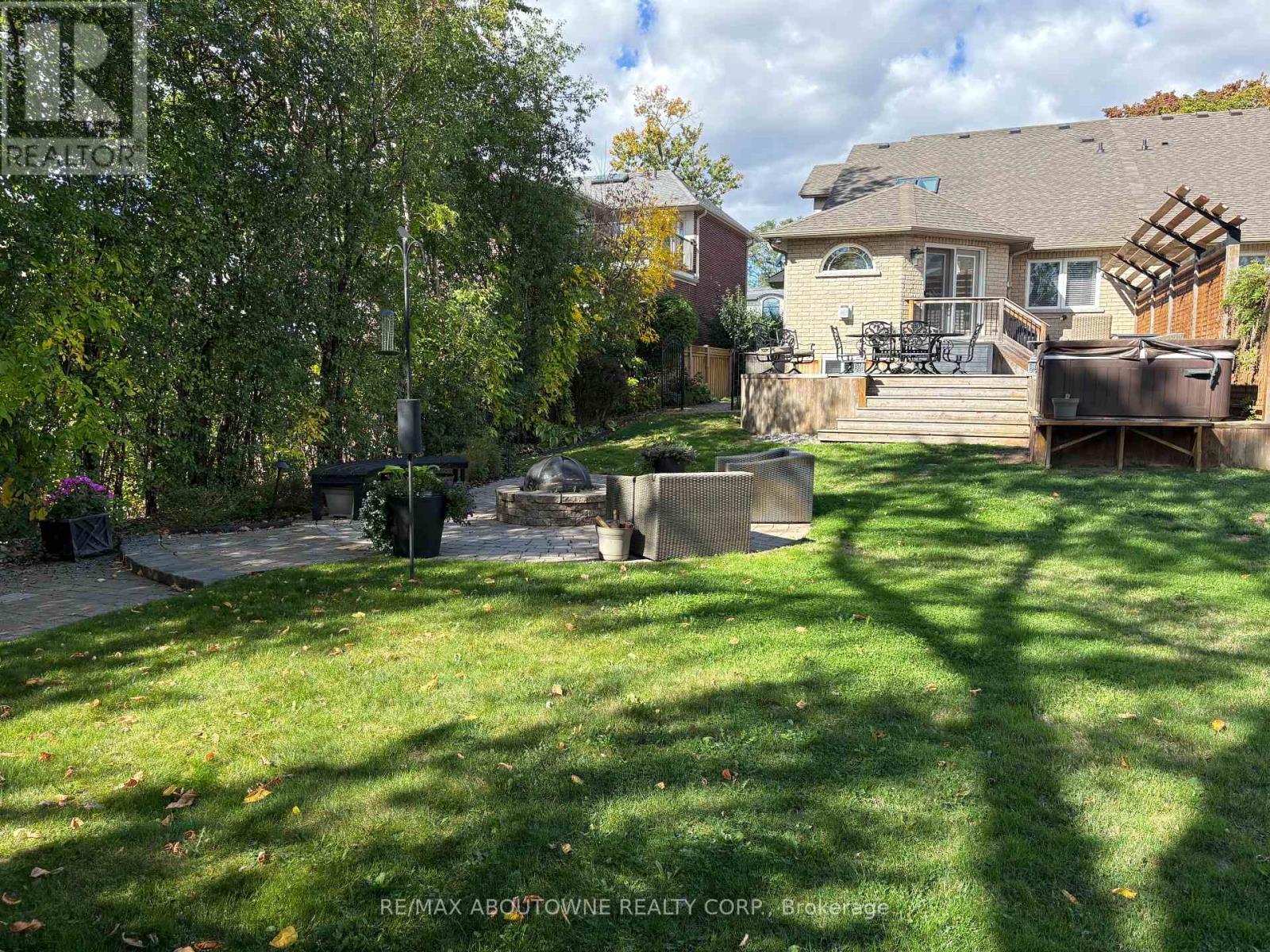 2304 Sovereign Street, Oakville, Ontario  L6L 1L6 - Photo 39 - W12447015