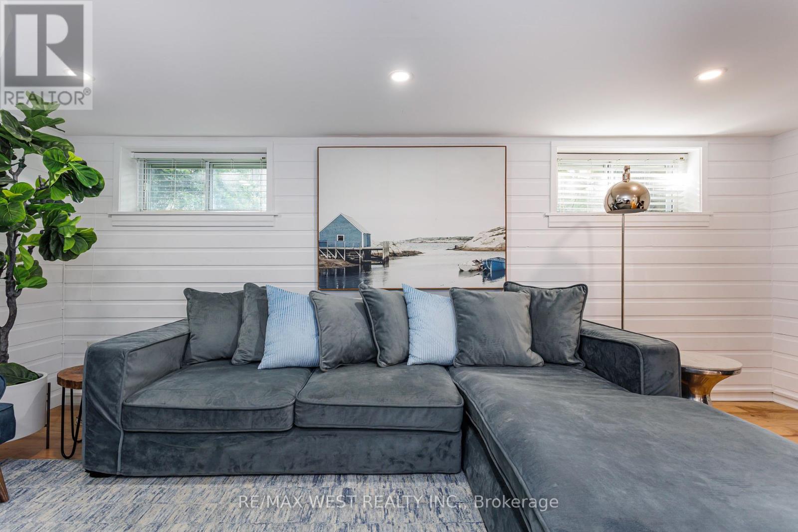 12 Brentwood Road S, Toronto, Ontario  M8Z 3N2 - Photo 14 - W12421362