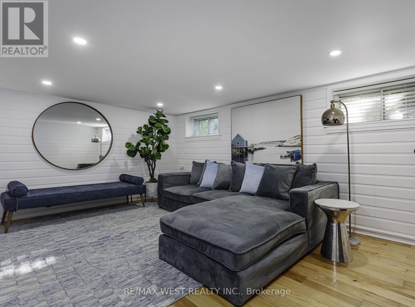 12 Brentwood Road S, Toronto, Ontario  M8Z 3N2 - Photo 15 - W12421362