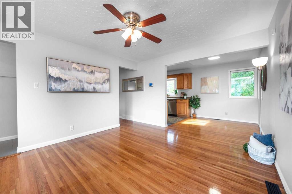 5308 Thornbriar Road Nw, Calgary, Alberta  T2K 2X6 - Photo 3 - A2261833