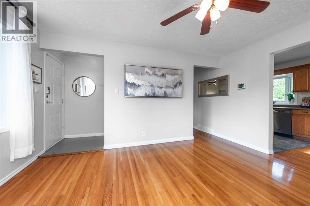 5308 Thornbriar Road Nw, Calgary, Alberta  T2K 2X6 - Photo 4 - A2261833