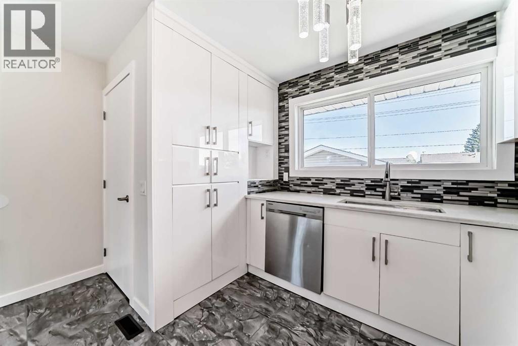 6082 Madigan Drive Ne, Calgary, Alberta  T2A 5B8 - Photo 4 - A2262498